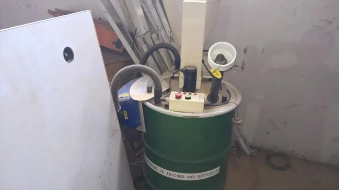Fluorescent tube crusher unit mounted on a collection drum
